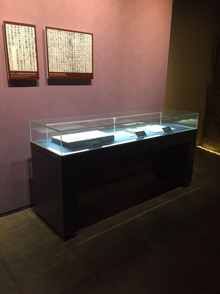 博物桌面展柜的廠家需要具有哪些生產(chǎn)設(shè)備？