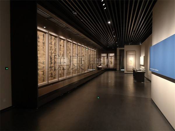 博物館沿墻通柜設(shè)計(jì)應(yīng)該怎樣開(kāi)拓創(chuàng)新？